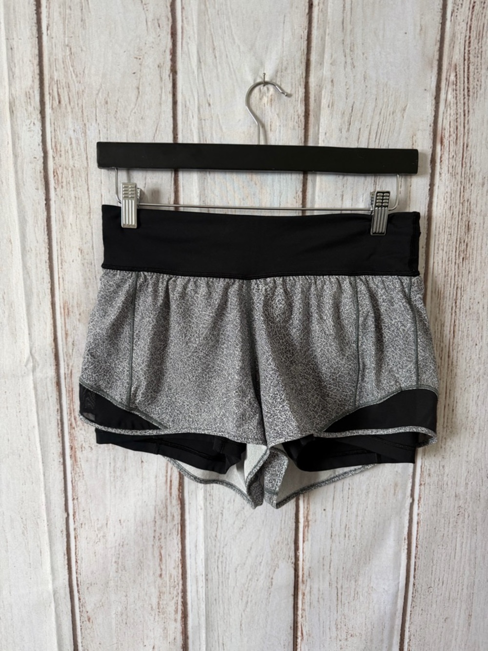 Lululemon Hotty Hot Short II Double Layer 2.5" High Rise
Speckled Grey Black